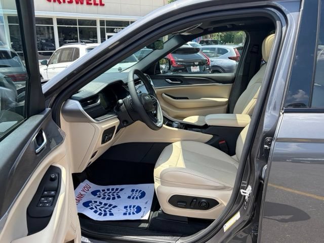 Used 2023 Jeep Grand Cherokee L Limited w/ Luxury Tech Group II AWD/4WD image 16