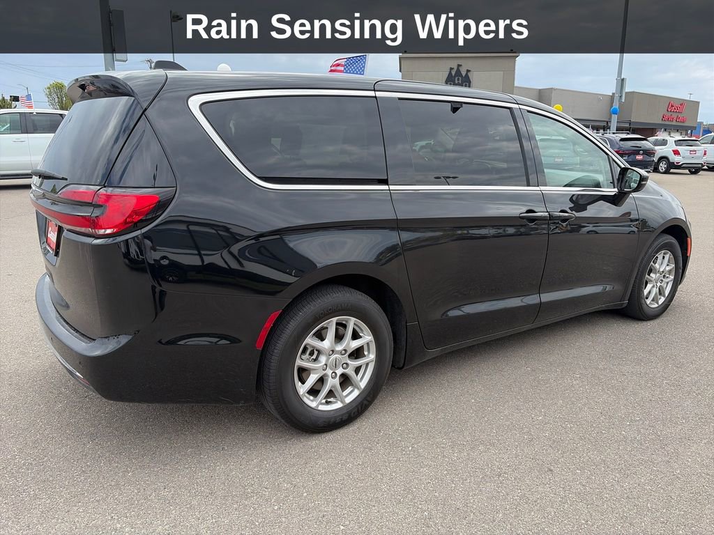 Used 2024 Chrysler Pacifica Touring-L FWD image 6