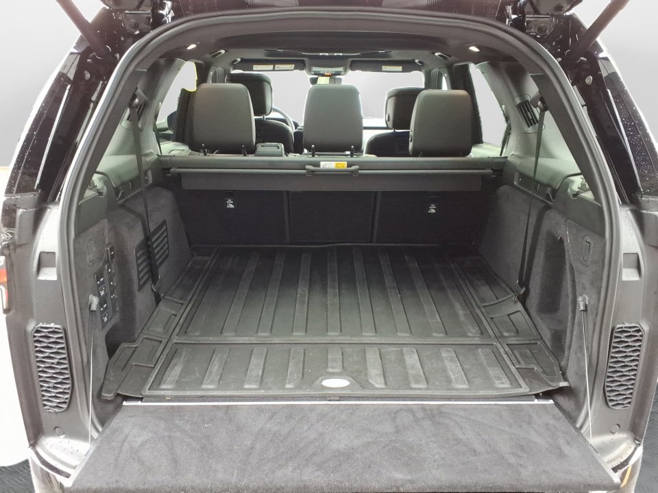 Certified 2024 Land Rover Discovery Dynamic SE image 11
