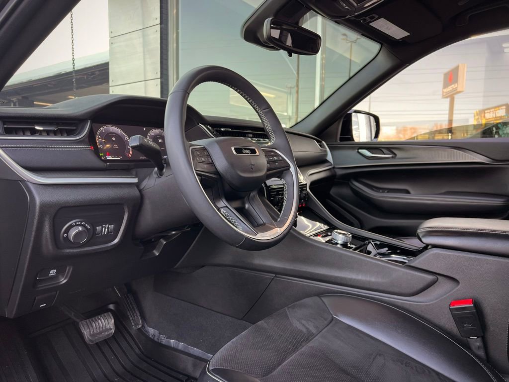 Used 2023 Jeep Grand Cherokee L Laredo image 36