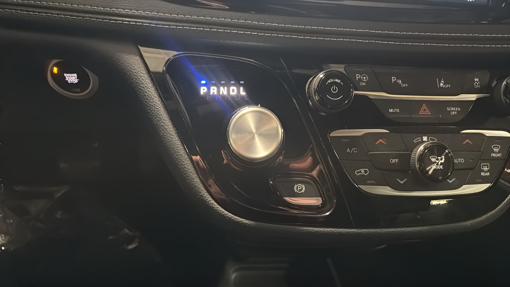 Used 2024 Chrysler Pacifica Limited FWD image 17