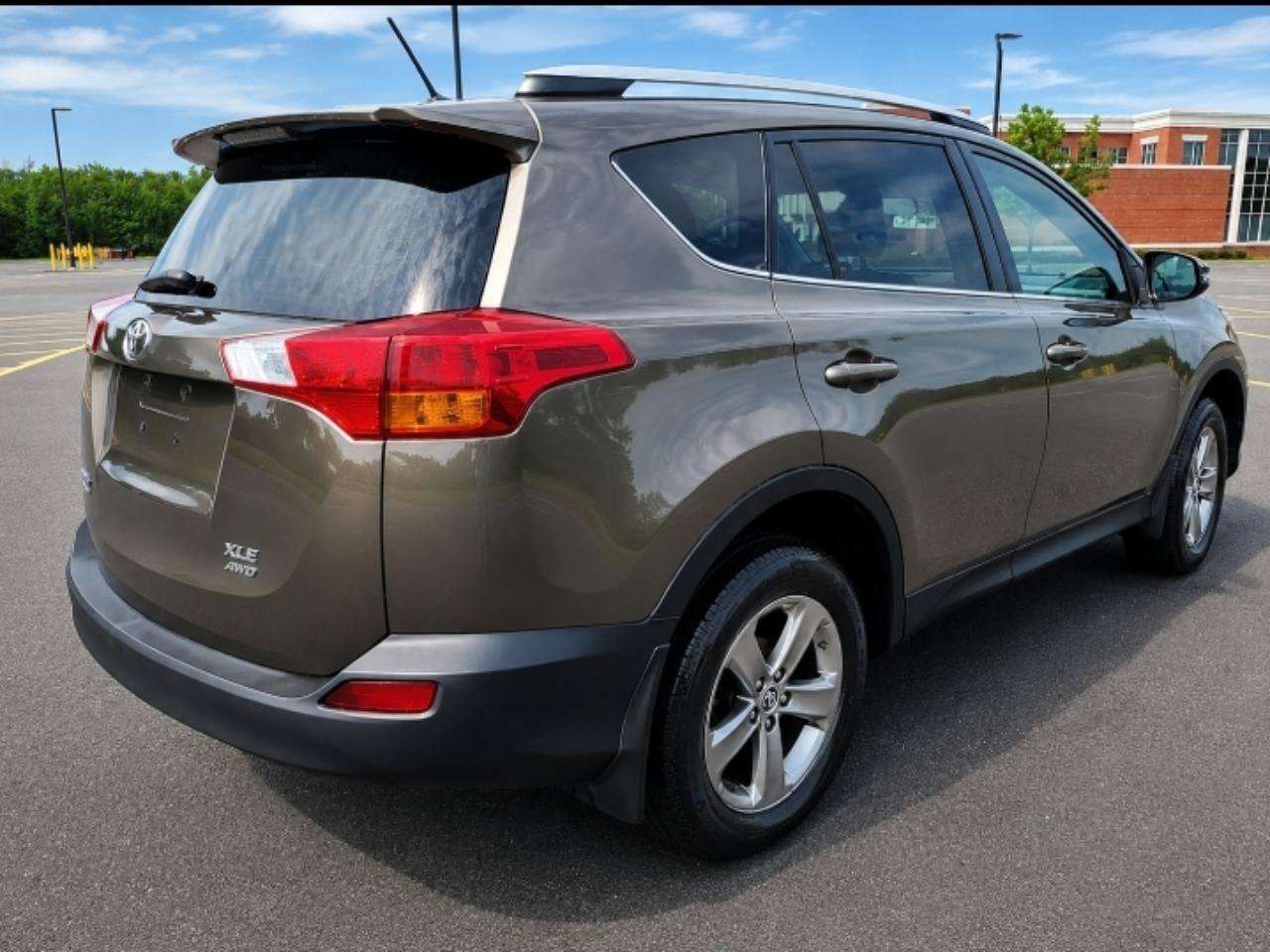 Used 2015 Toyota RAV4 XLE AWD/4WD image 5