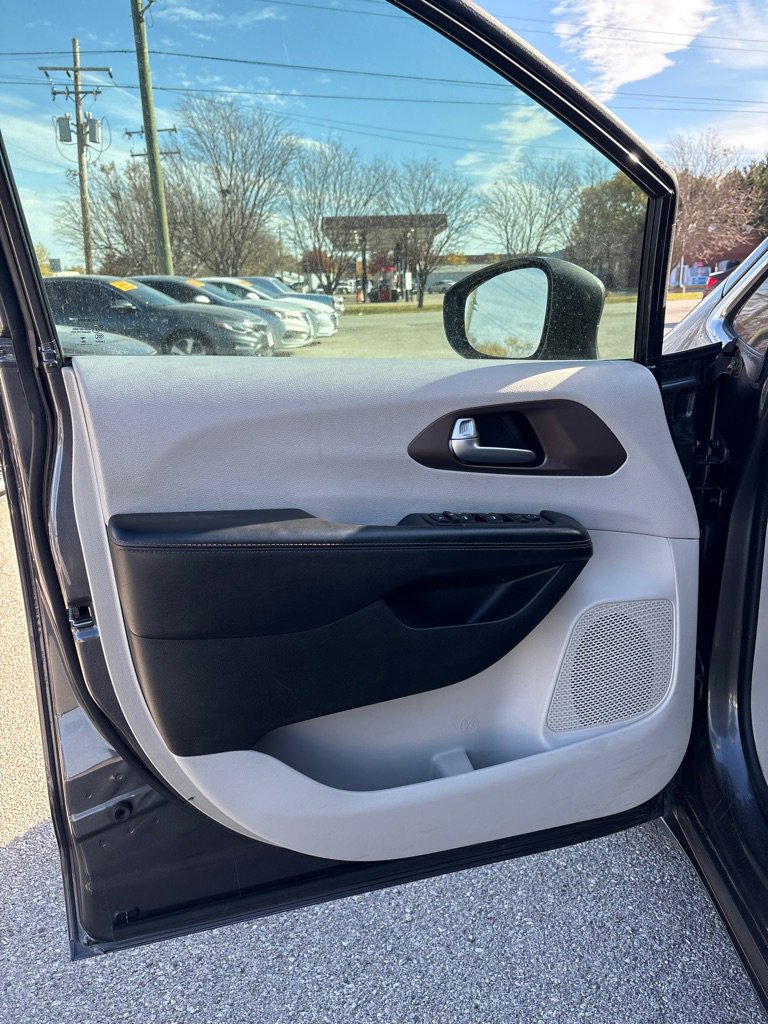 Used 2018 Chrysler Pacifica Touring Plus w/ Tire & Wheel Group image 10