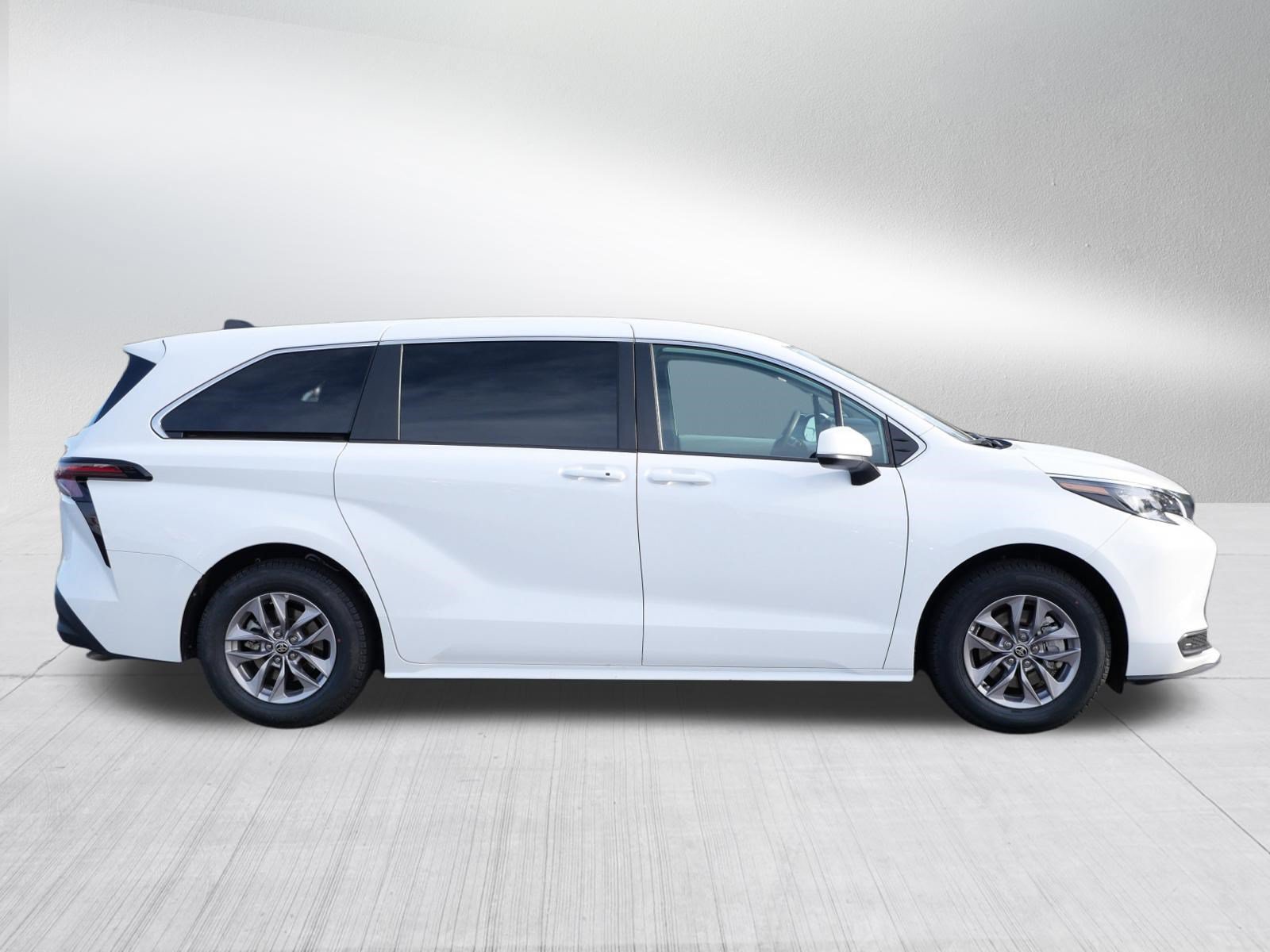 Certified 2025 Toyota Sienna LE AWD/4WD image 8