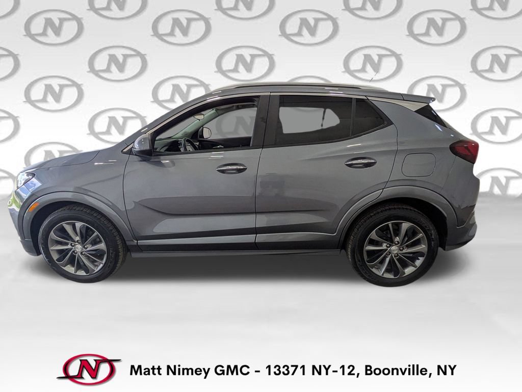 Used 2022 Buick Encore GX Select w/ Sport Touring Package FWD image 2