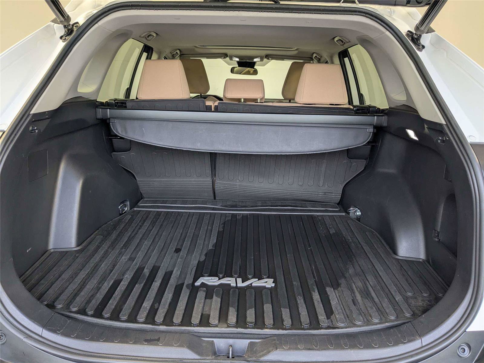 Used 2021 Toyota RAV4 XLE w/ Convenience Package image 9