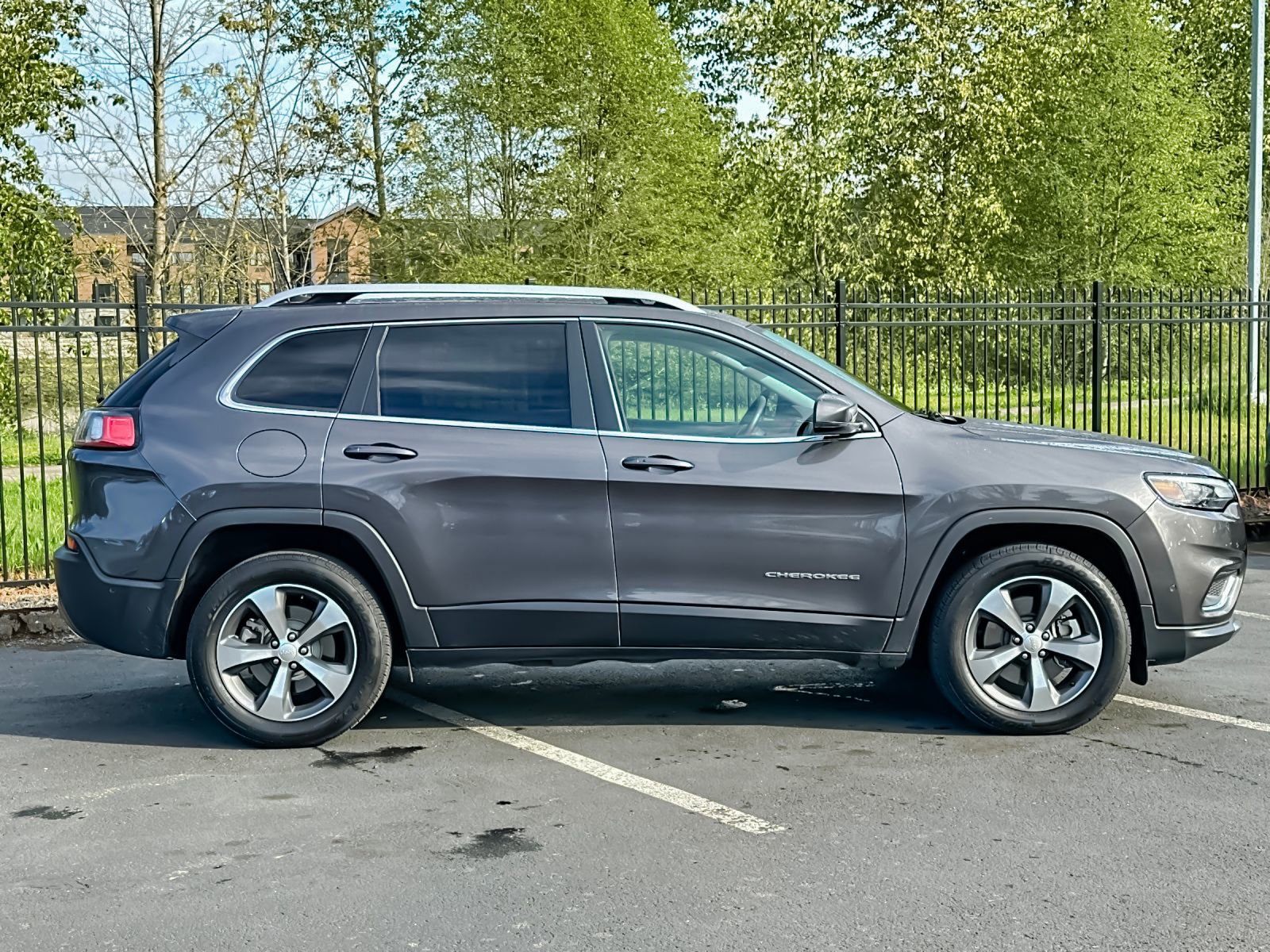 Used 2019 Jeep Cherokee Limited w/ Luxury Group image 2