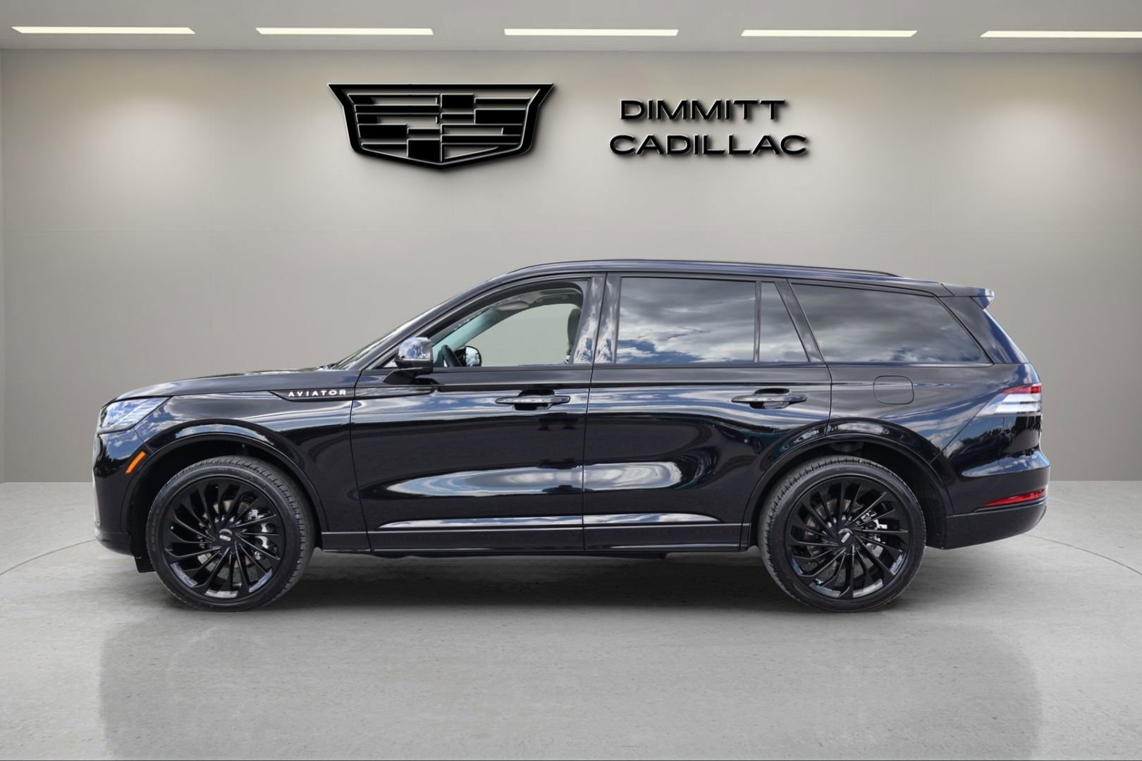 Used 2025 Lincoln Aviator Reserve w/ Luxury Package AWD/4WD image 2