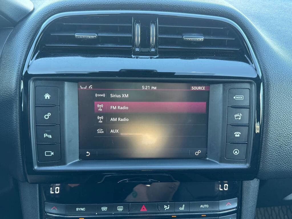 Used 2018 Jaguar F-PACE Premium image 11