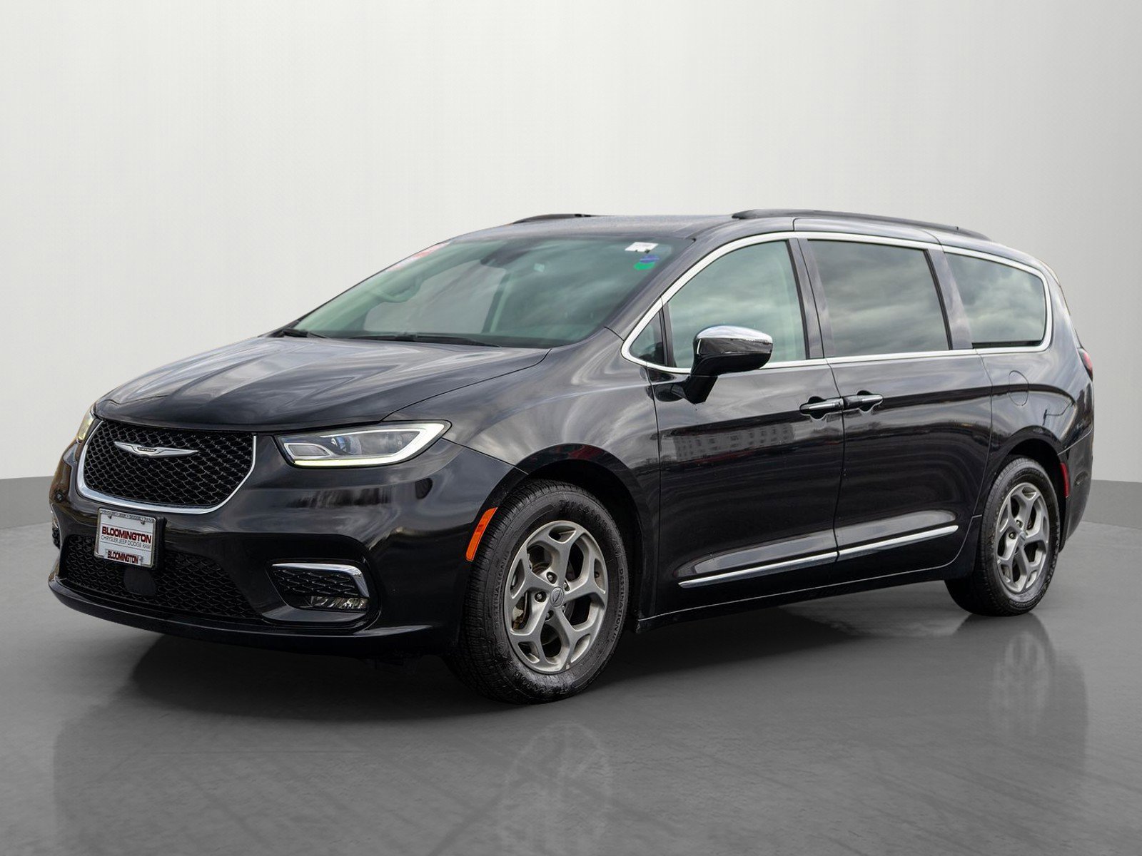 Used 2023 Chrysler Pacifica Limited image 3