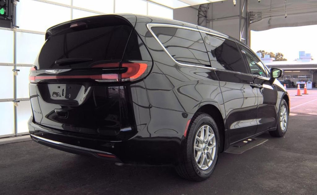 Used 2024 Chrysler Pacifica Touring-L image 32