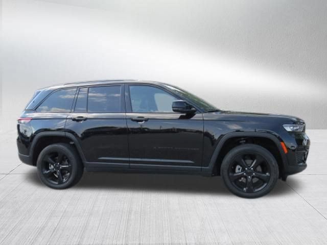 Used 2023 Jeep Grand Cherokee Altitude AWD/4WD image 2