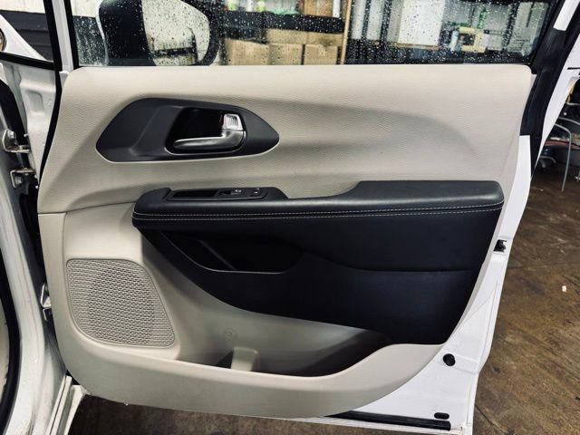 Used 2023 Chrysler Pacifica Touring-L FWD image 16