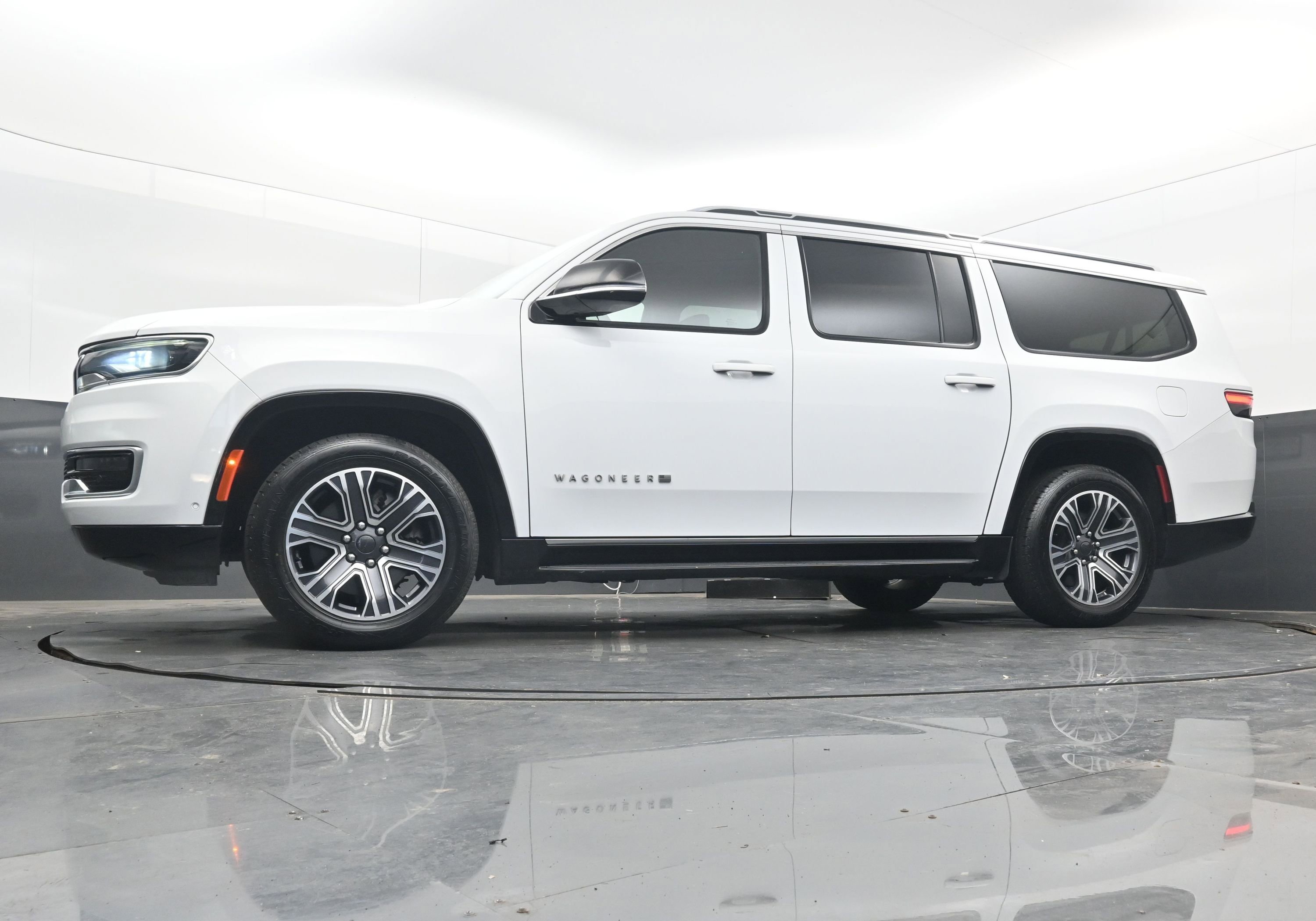 Used 2023 Jeep Wagoneer L Series II image 26