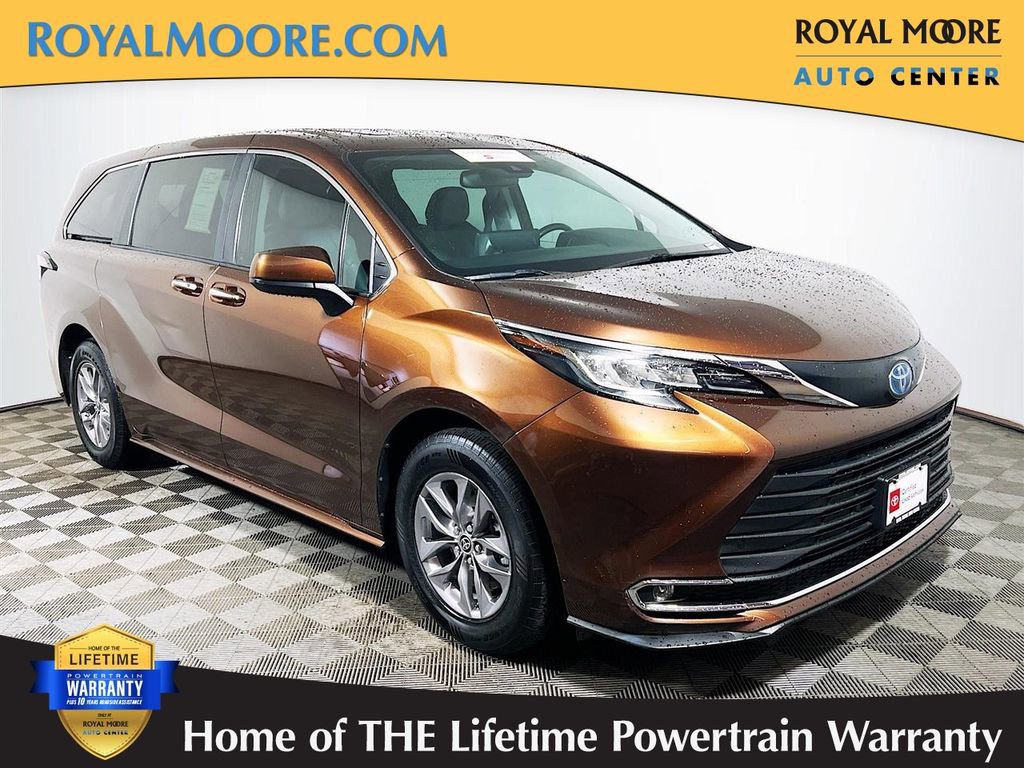 Certified 2022 Toyota Sienna XLE image 1