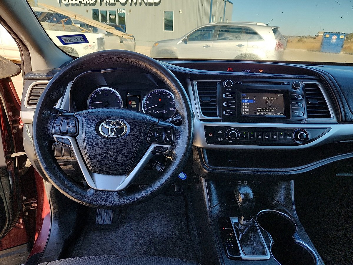 Used 2018 Toyota Highlander LE image 6
