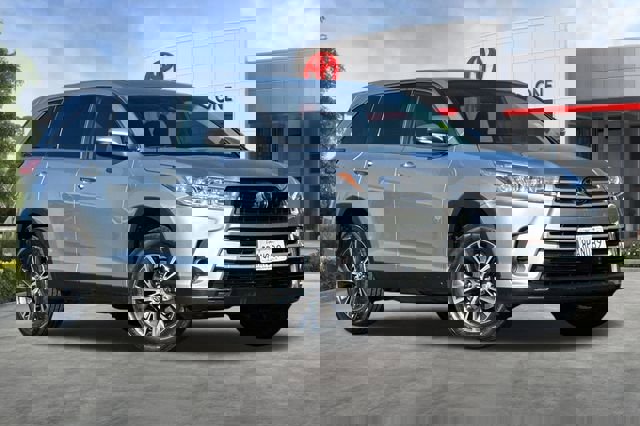 Used 2019 Toyota Highlander LE image 2