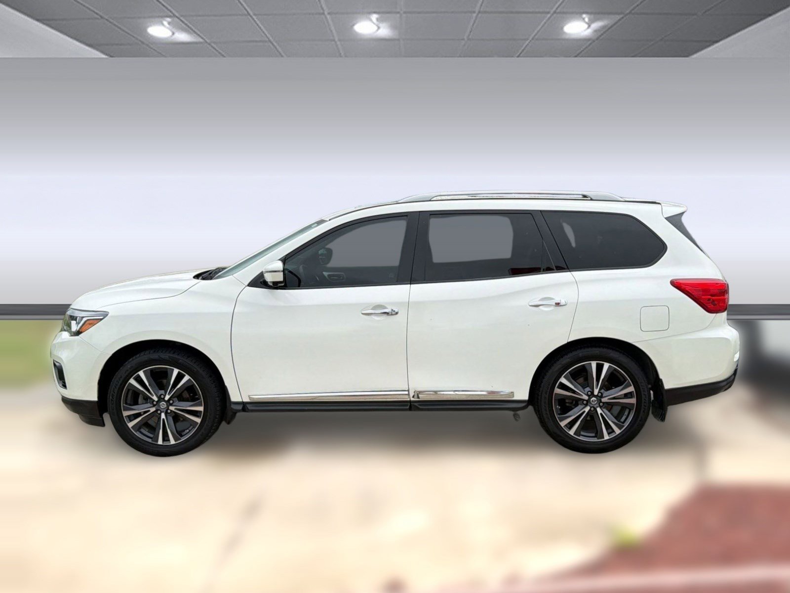 Used 2017 Nissan Pathfinder Platinum FWD image 2