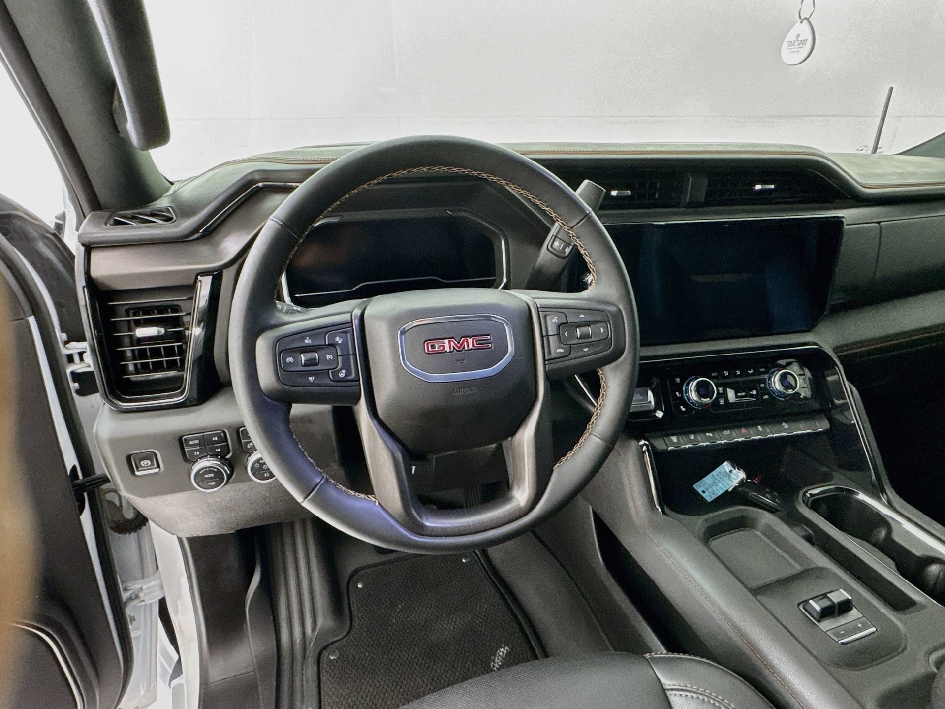 Used 2025 GMC Sierra 2500 AT4 w/ Technology Package AWD/4WD image 12