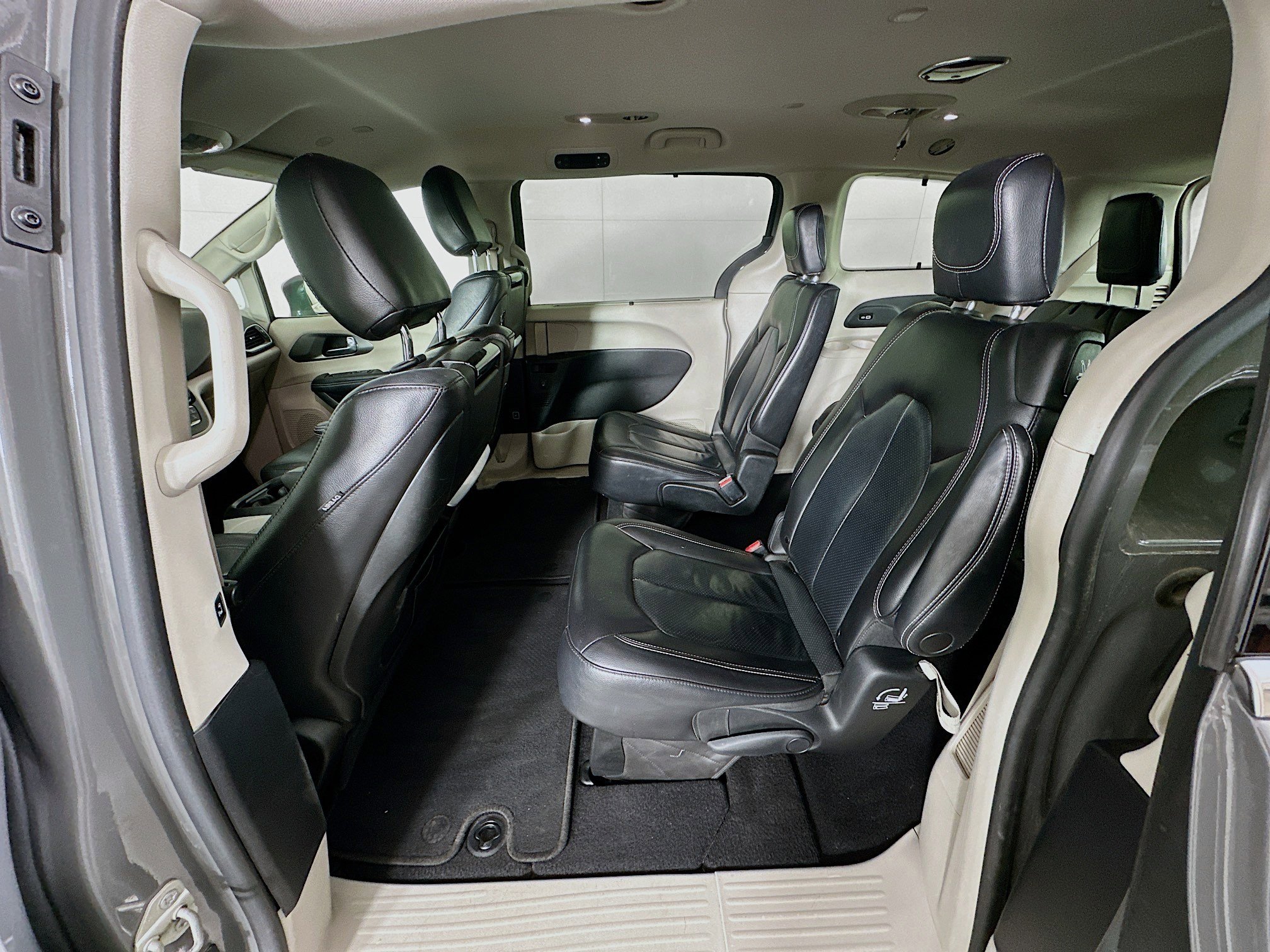 Used 2022 Chrysler Pacifica Touring-L w/ Uconnect Theater Family Group image 27