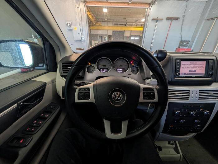 Used 2013 Volkswagen Routan SE FWD image 33