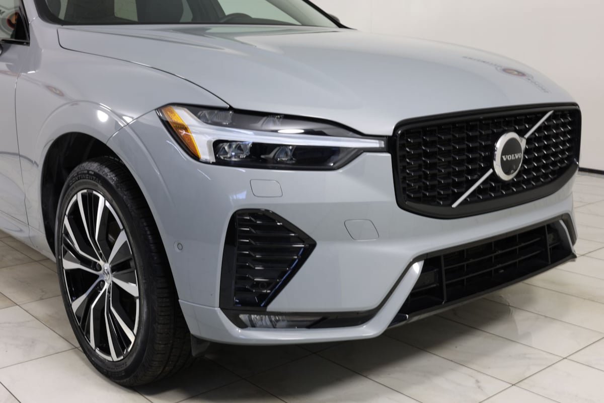 Used 2025 Volvo XC60 B5 Plus AWD/4WD image 36