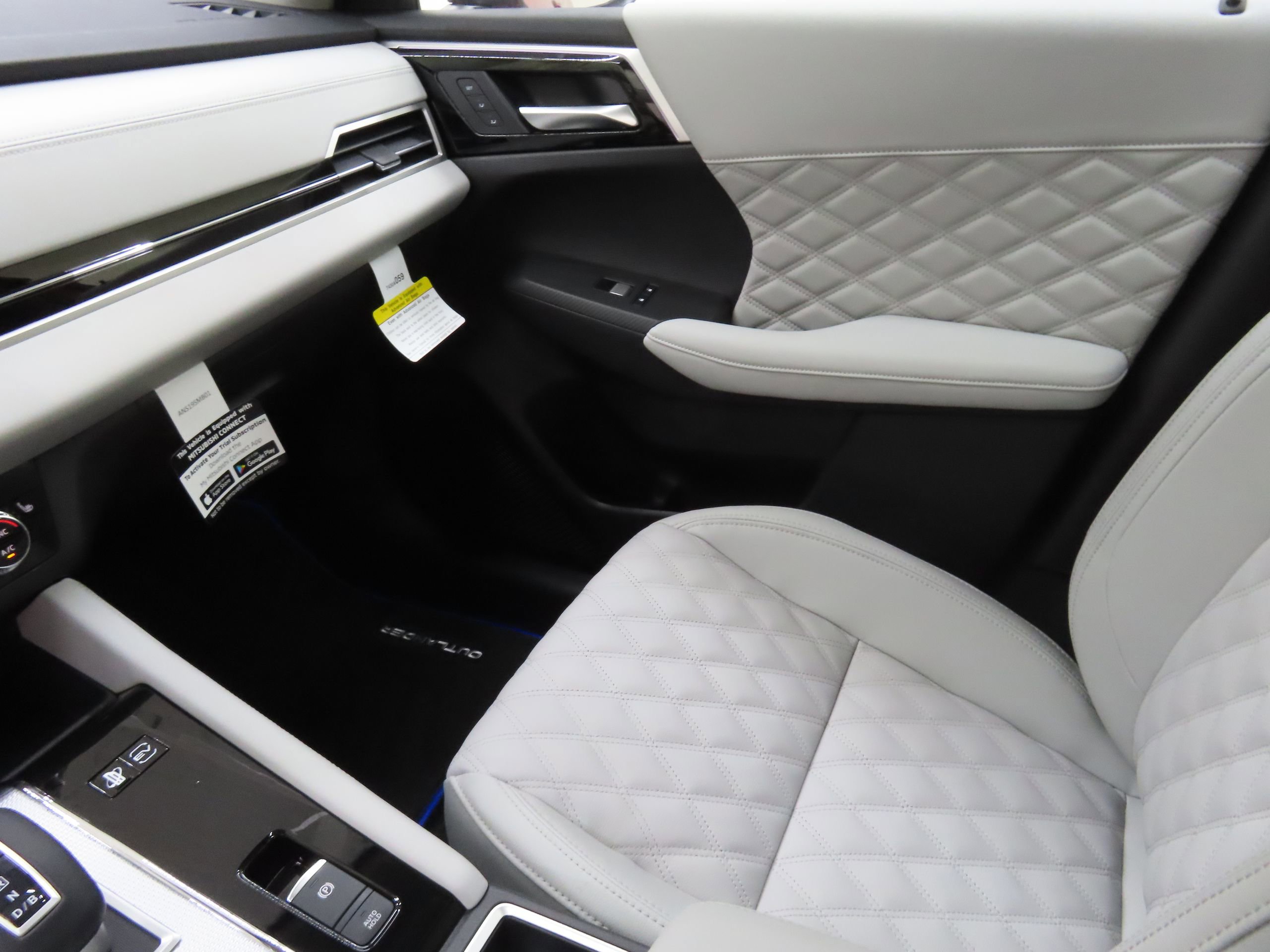 New 2025 Mitsubishi Outlander SEL image 18