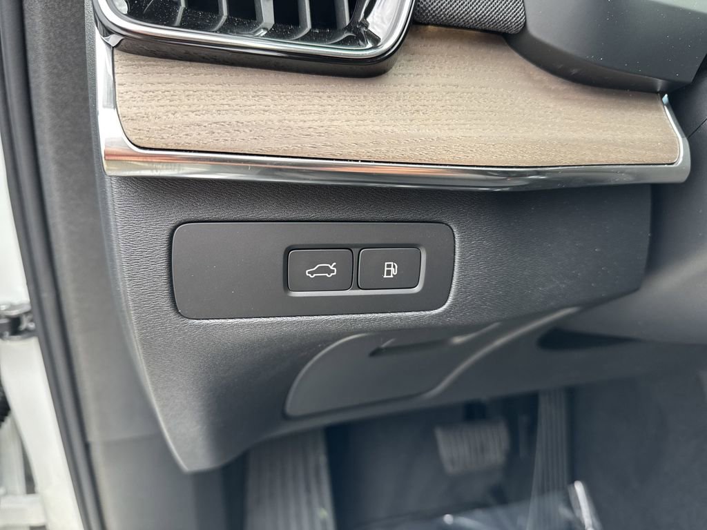 New 2025 Volvo XC90 T8 Plus w/ Protection Package Premier image 17