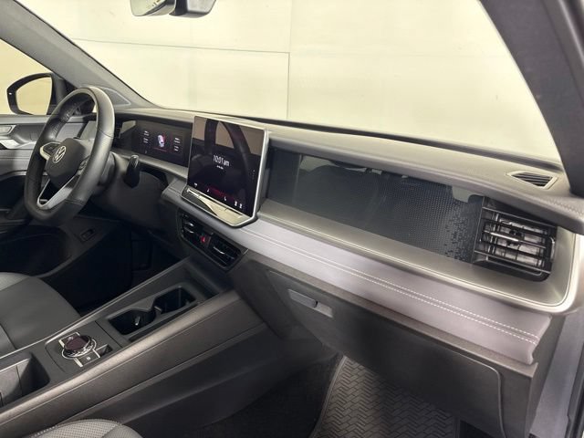Used 2025 Volkswagen Tiguan SE R-Line AWD/4WD image 32