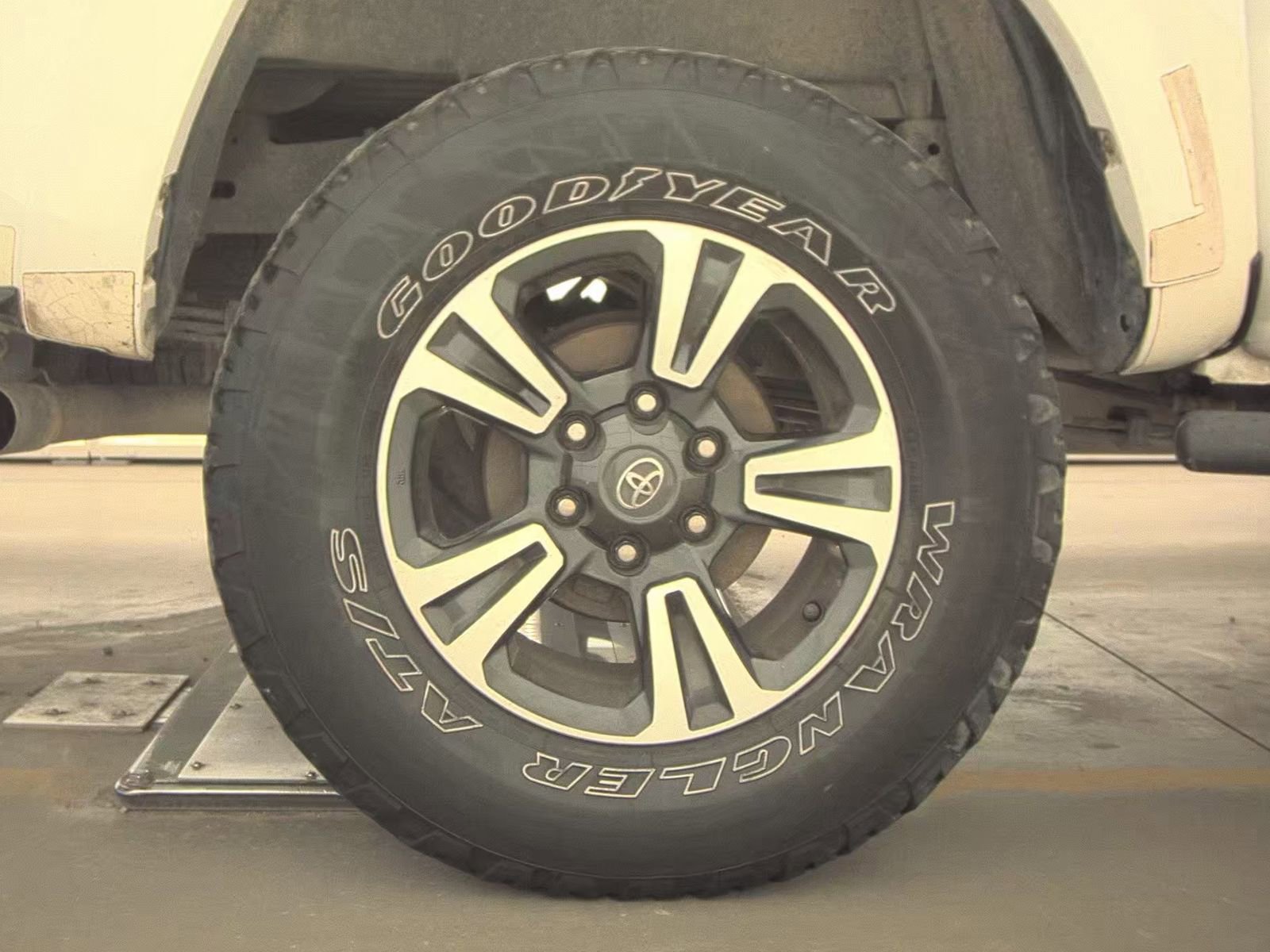 Used 2017 Toyota Tacoma TRD Sport image 11