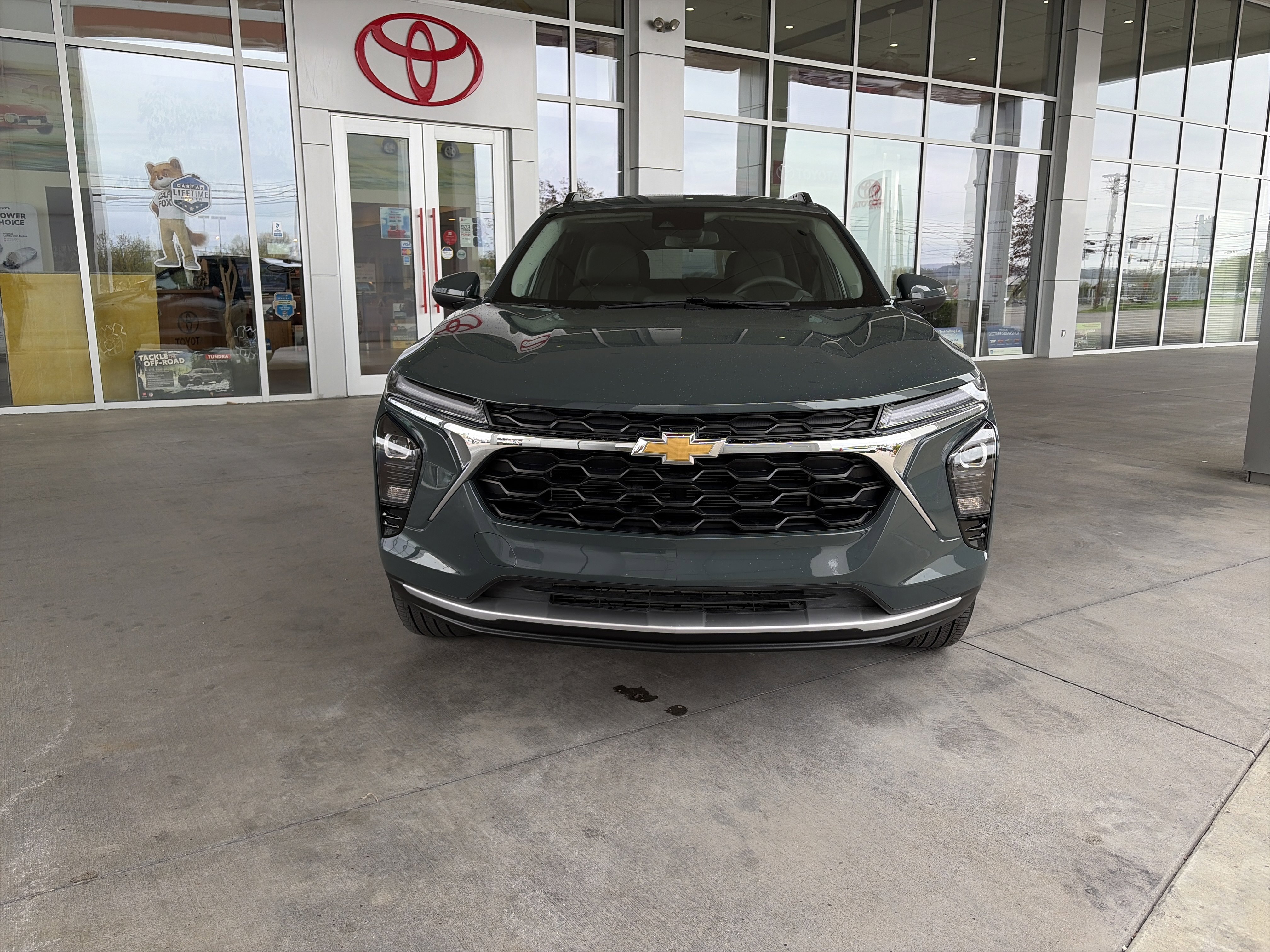 Used 2025 Chevrolet Trax LT image 2