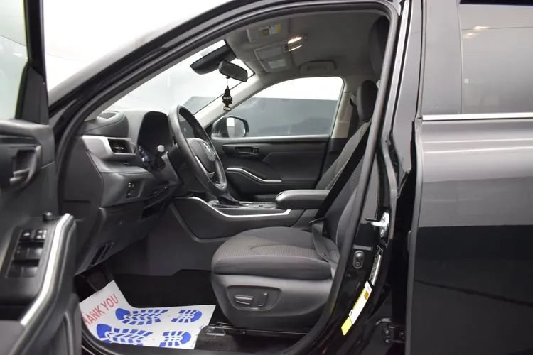 Used 2025 Toyota Highlander LE FWD image 15