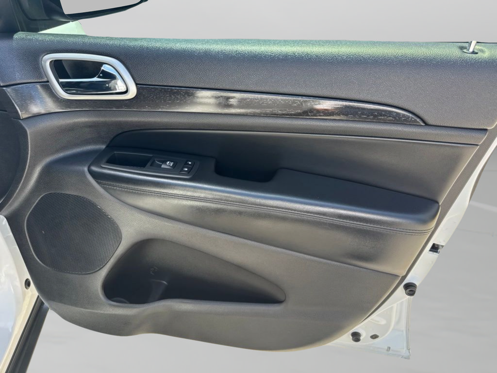Used 2018 Jeep Grand Cherokee Laredo RWD image 29