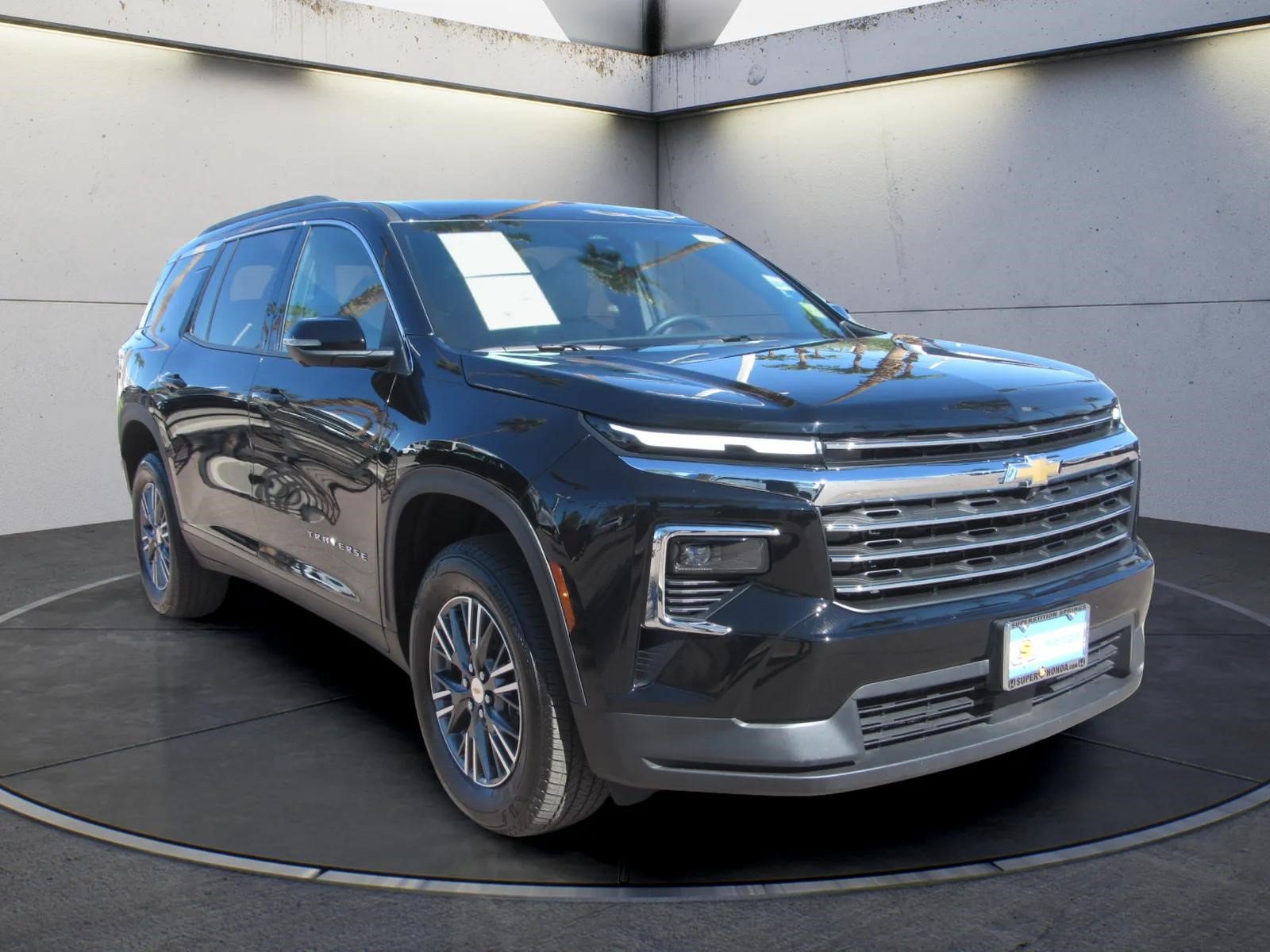Used 2026 Chevrolet Traverse LT w/ Driver Confidence Package AWD/4WD image 2