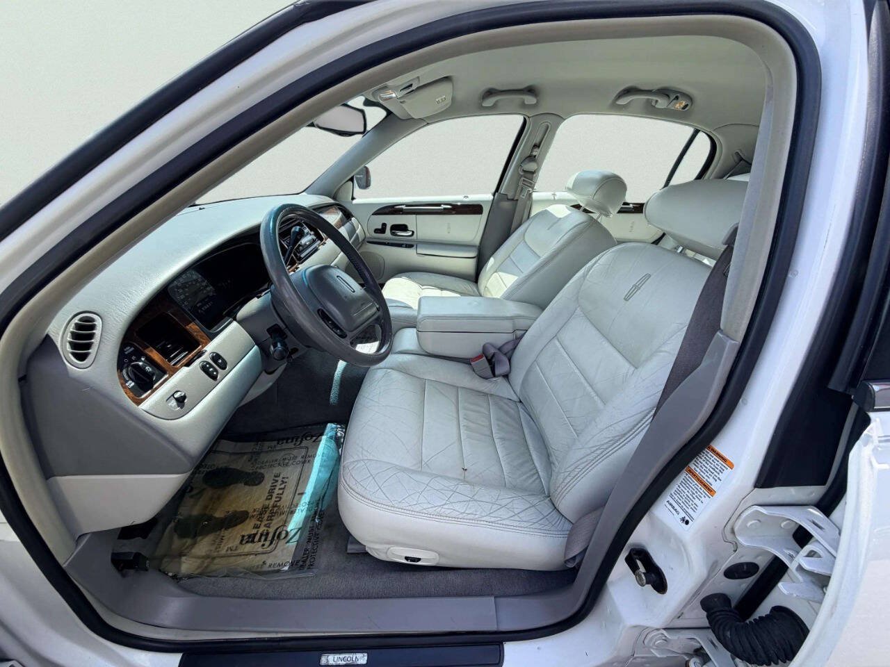 Used 2001 Lincoln Town Car Executive RWD image 15