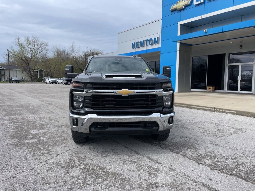 Used 2024 Chevrolet Silverado 2500 LT image 3