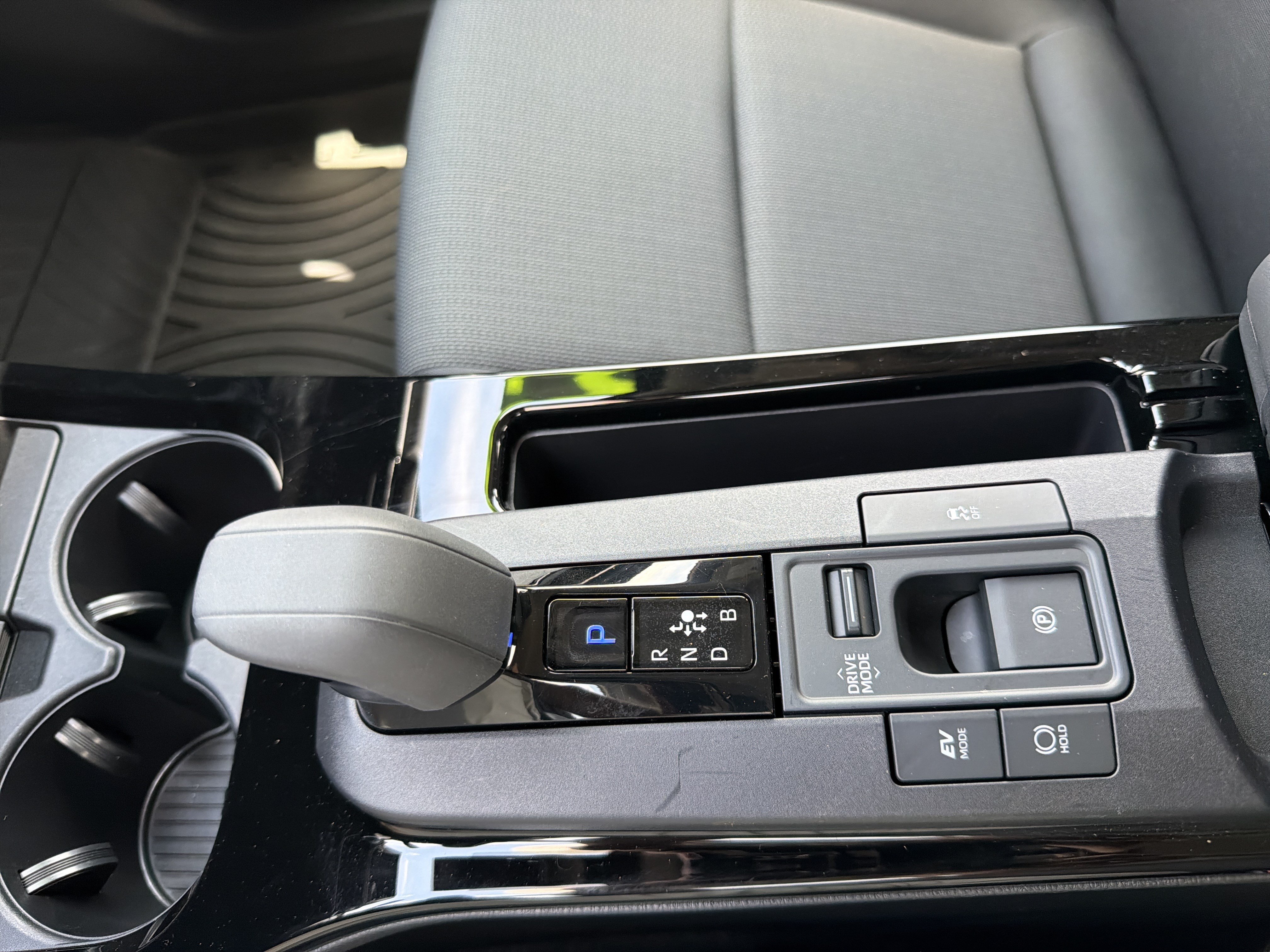 Certified 2025 Toyota Prius LE FWD image 9