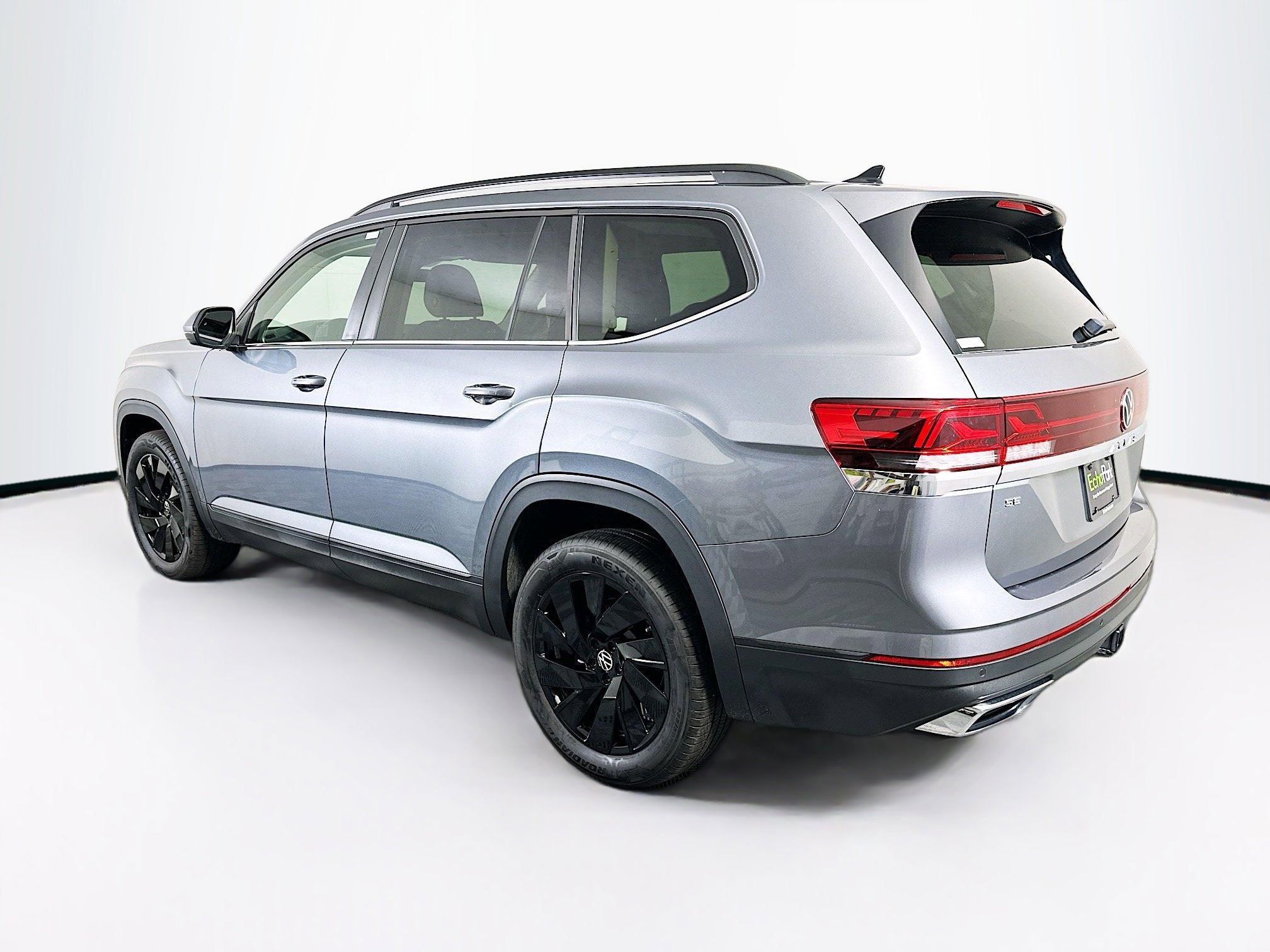Used 2024 Volkswagen Atlas SE w/ Black Wheel Package FWD image 5