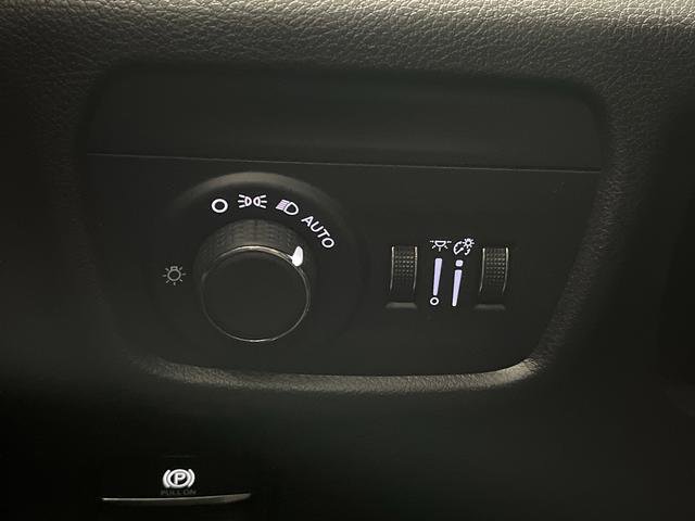 Used 2023 Jeep Grand Cherokee Laredo image 21