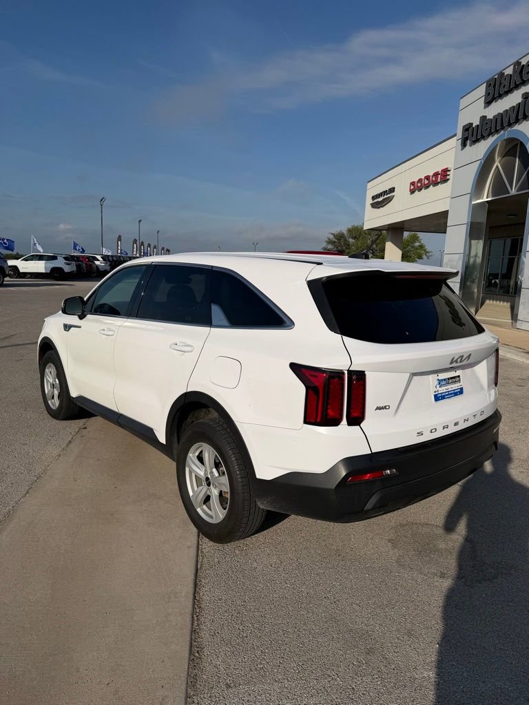 Used 2022 Kia Sorento LX image 2