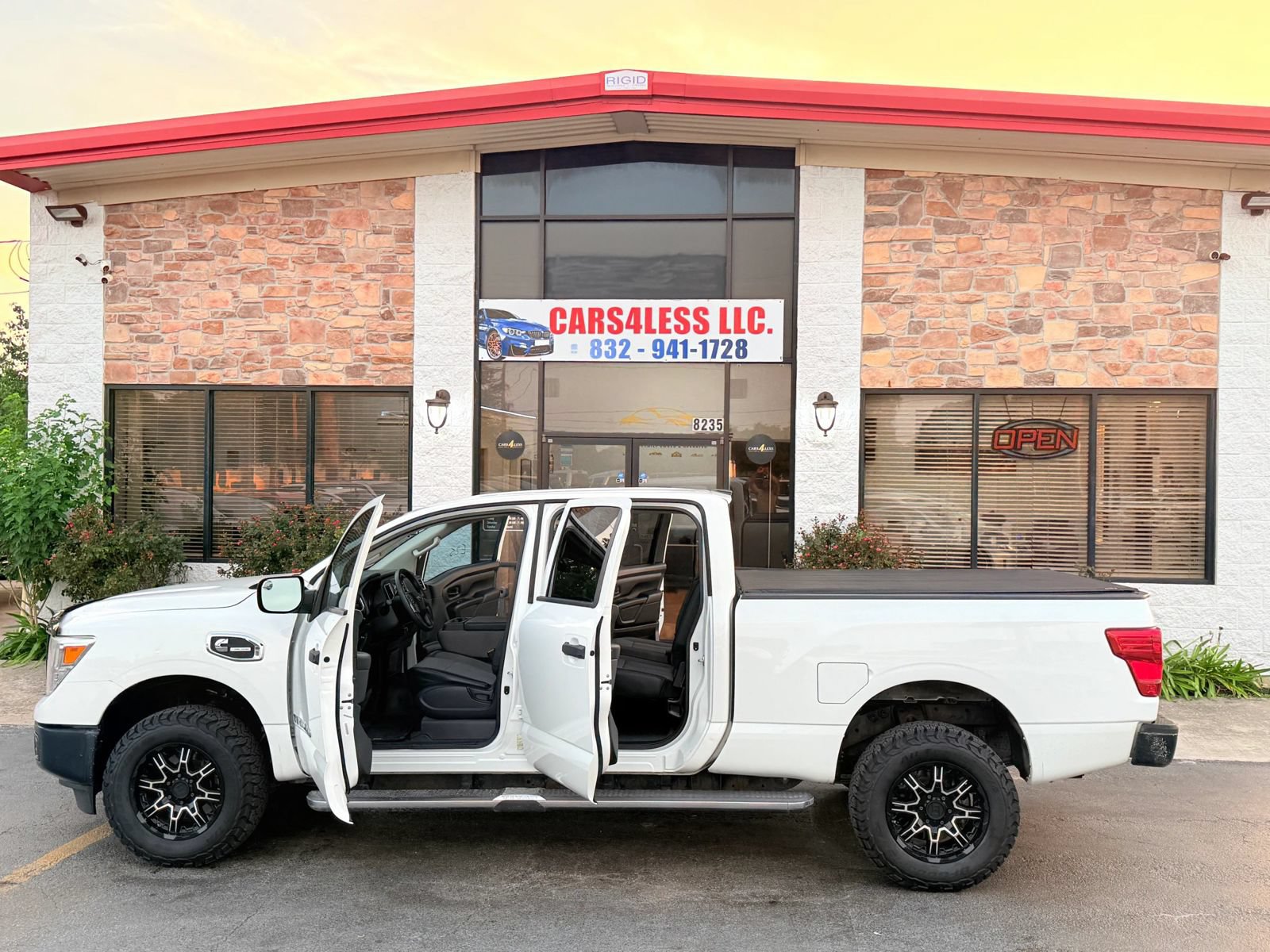 Used 2017 Nissan Titan XD AWD/4WD image 11