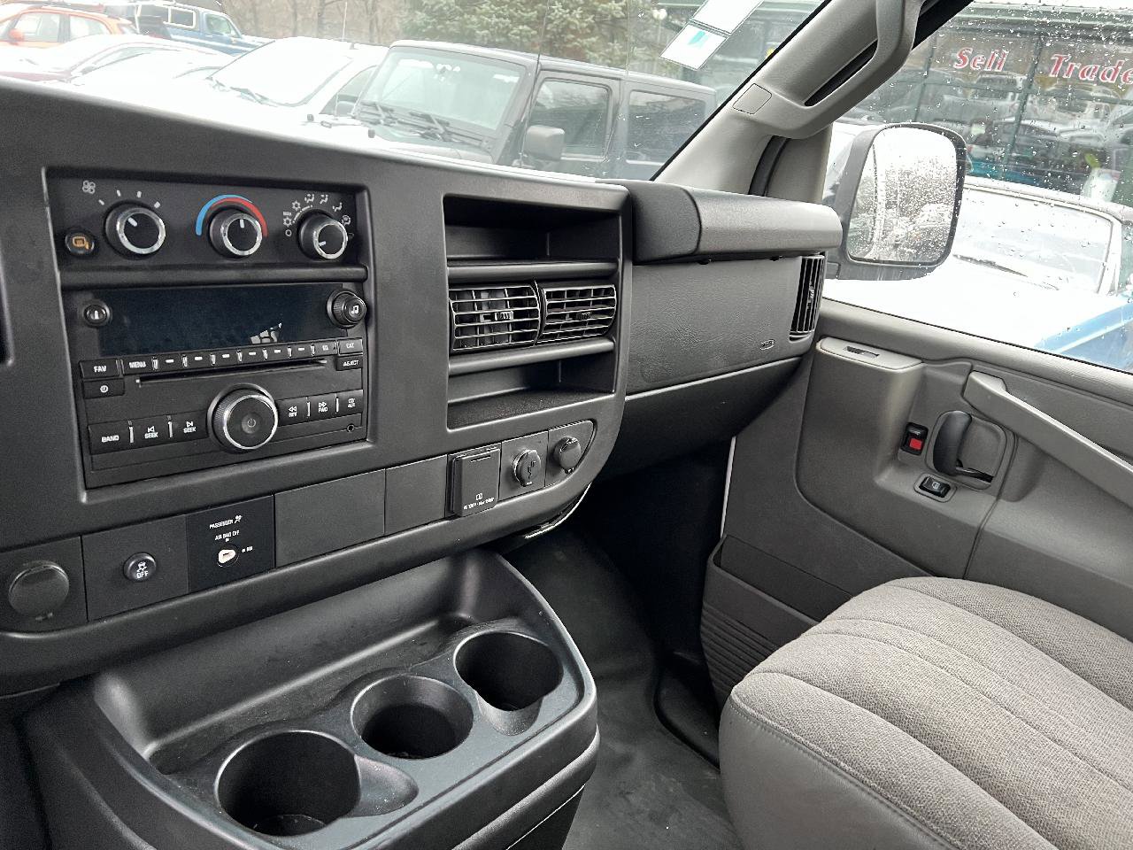 Used 2017 GMC Savana 2500 RWD image 9