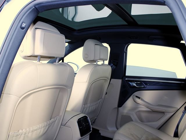 Certified 2018 Porsche Macan image 20