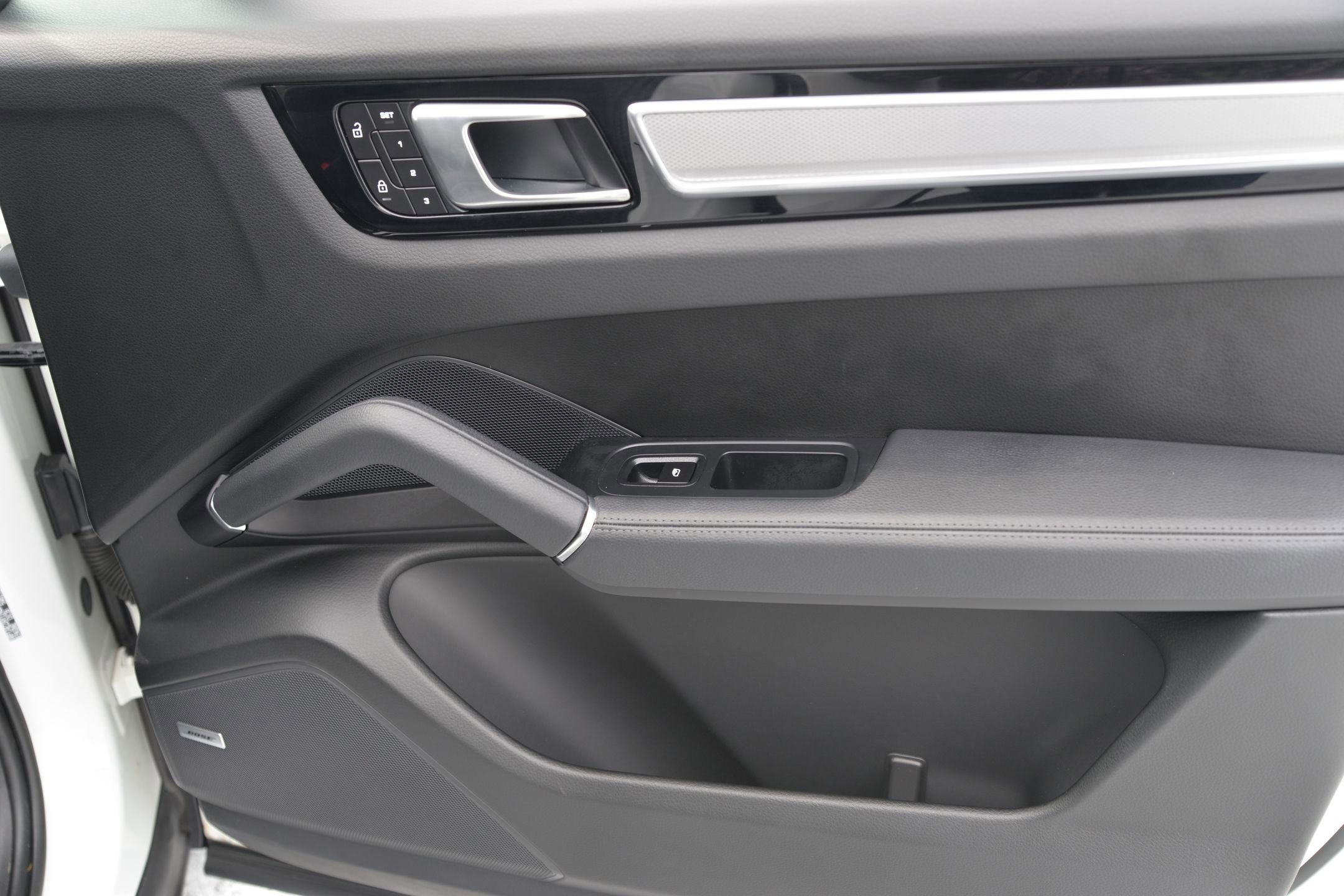 Certified 2022 Porsche Cayenne Platinum Edition image 13