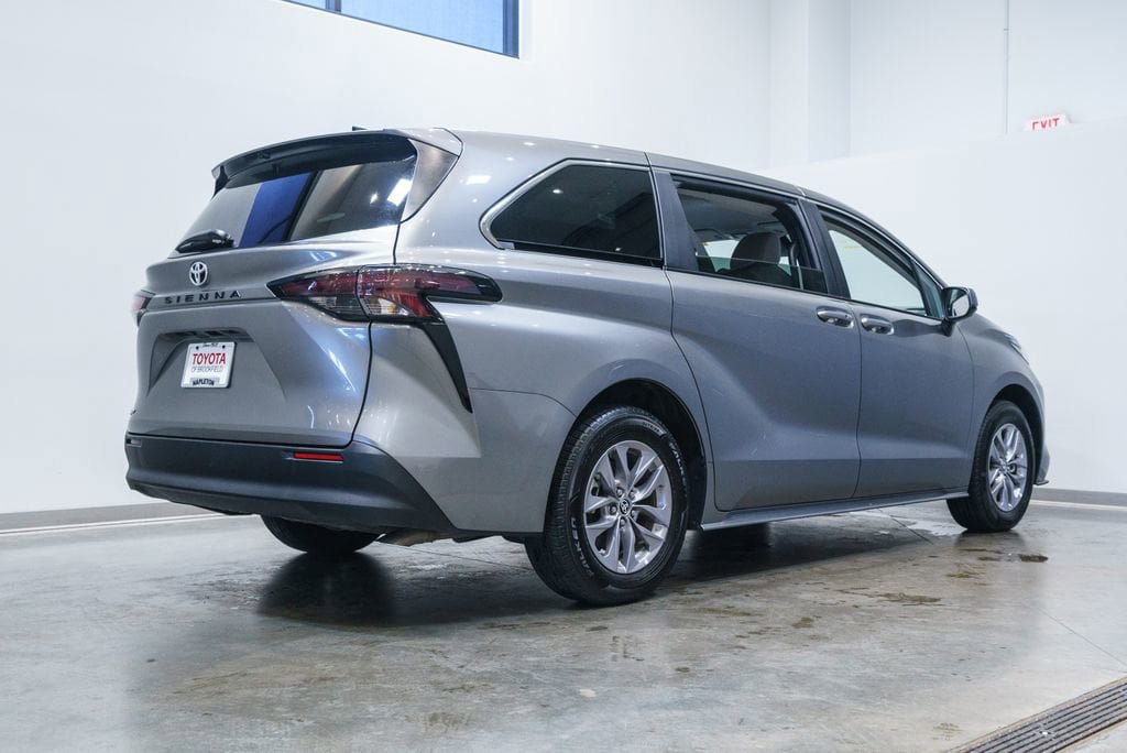 Certified 2026 Toyota Sienna LE FWD image 9