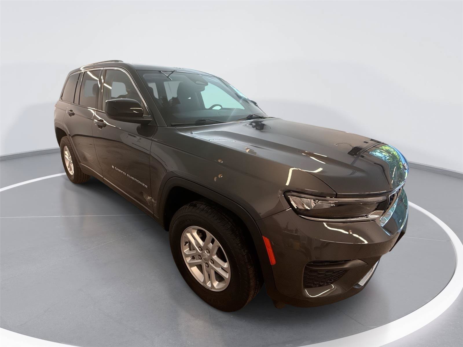 Used 2023 Jeep Grand Cherokee Laredo w/ Luxury Tech Group I AWD/4WD video 1