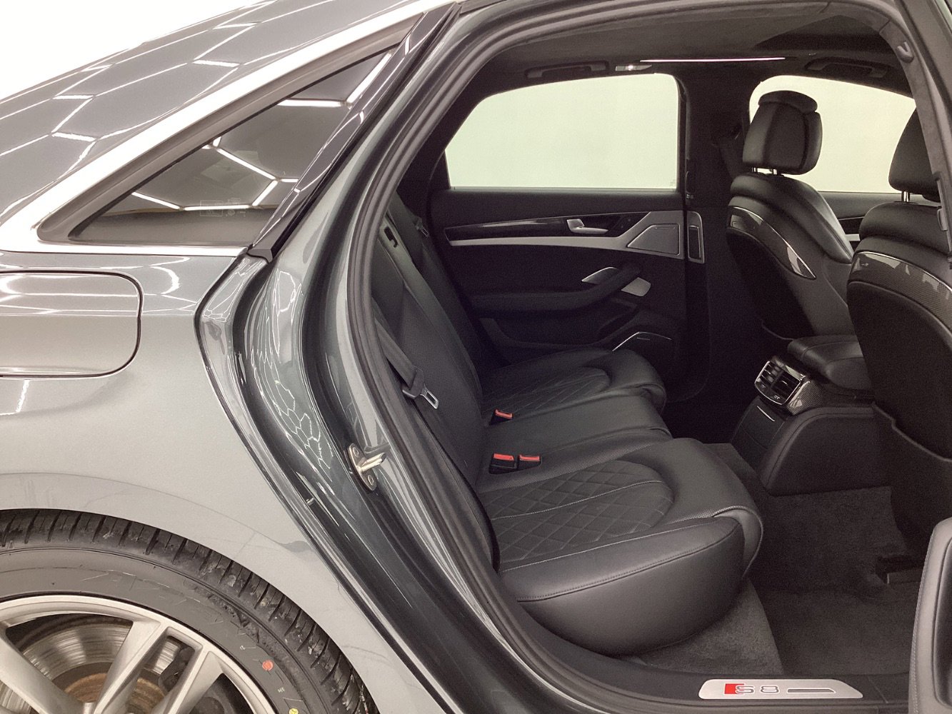 Used 2013 Audi S8 image 21