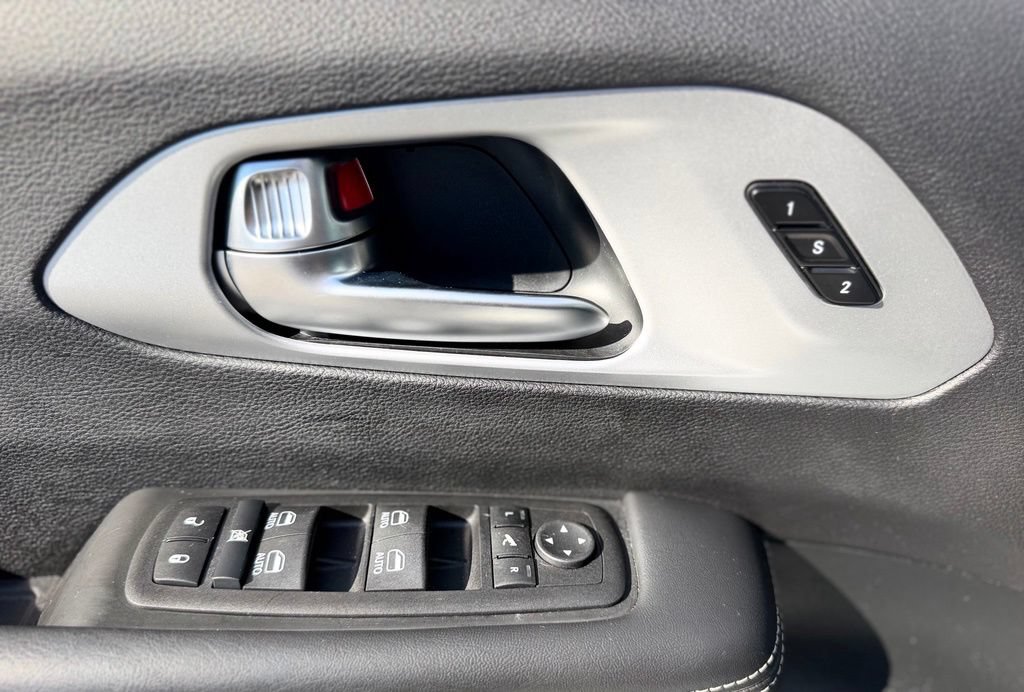 Used 2025 Chrysler Pacifica Limited FWD image 20