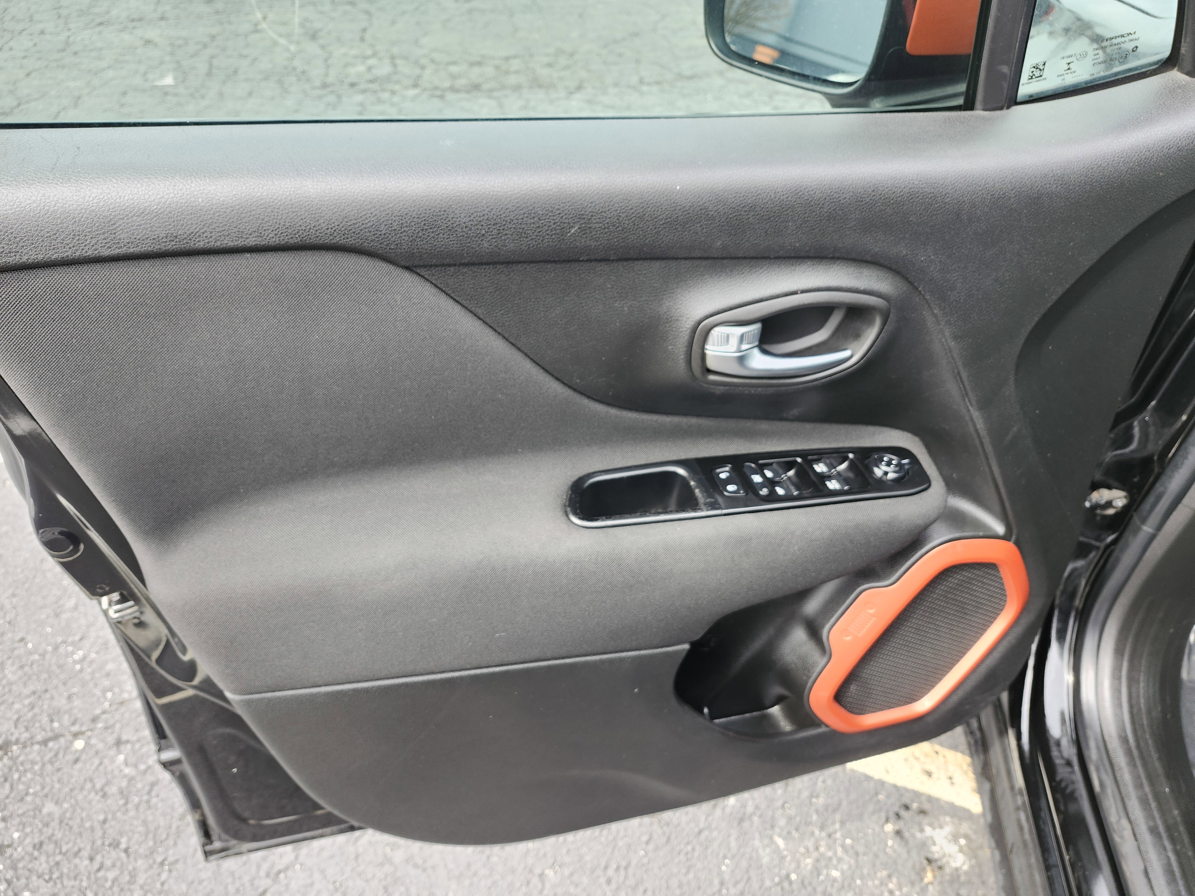 Used 2020 Jeep Renegade Latitude FWD image 21