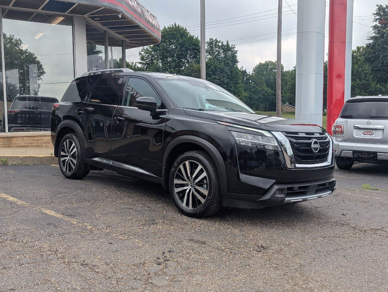 Used 2023 Nissan Pathfinder Platinum w/ Cargo Package AWD/4WD image 19